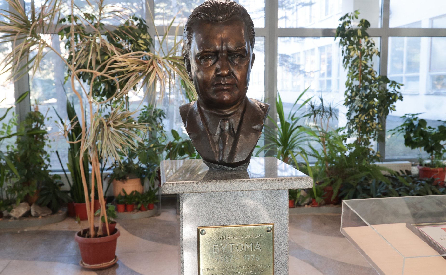 Сенаторы посетили судостроительный завод имени Бутомы в Республике Крым