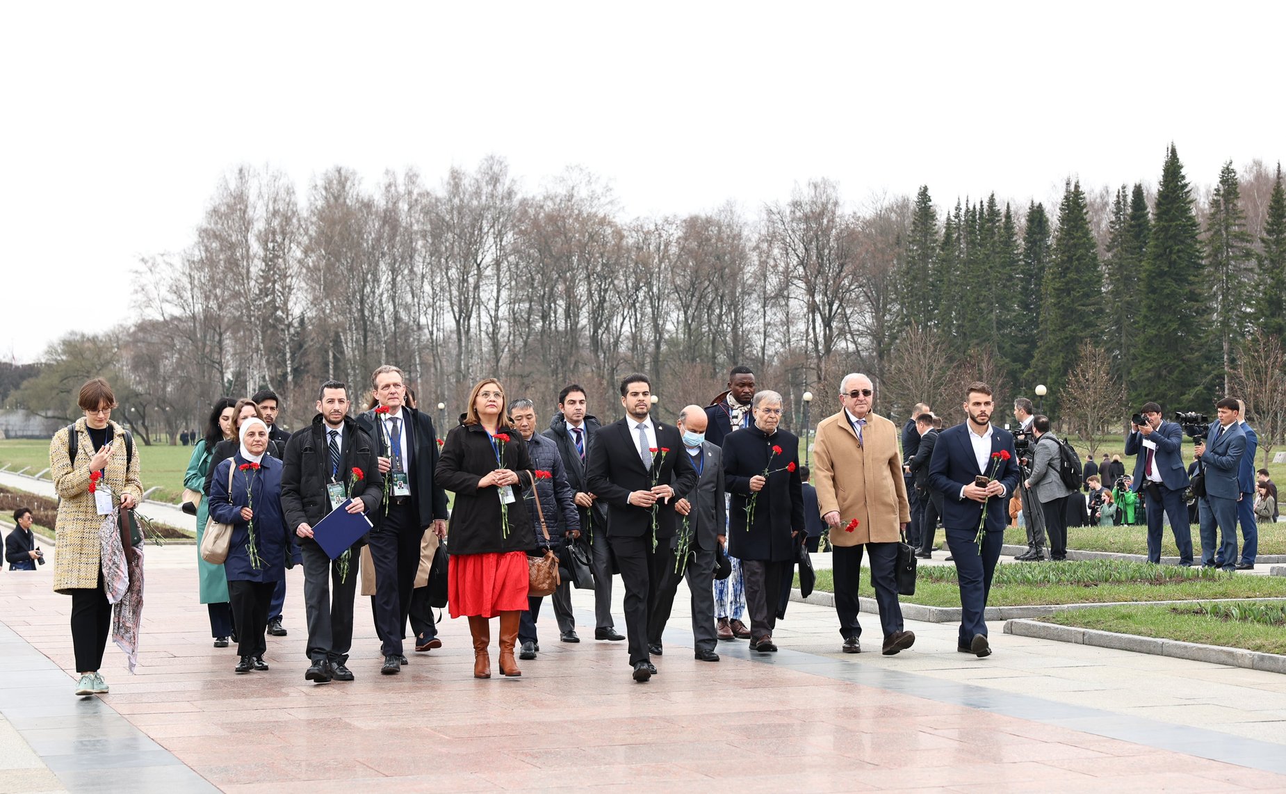 Делегации стран-участниц Межпарламентской Ассамблеи СНГ возложили венки и цветы к Монументу «Мать-Родина» на Пискаревском мемориальном кладбище, а также к памятным плитам государств на Аллее Памяти