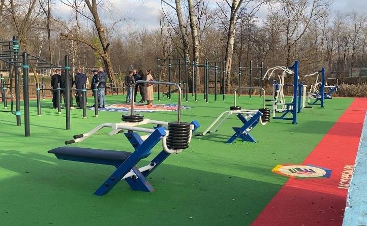 Александр Брыксин проинспектировал в Курске завершение работ по строительству спортплощадки