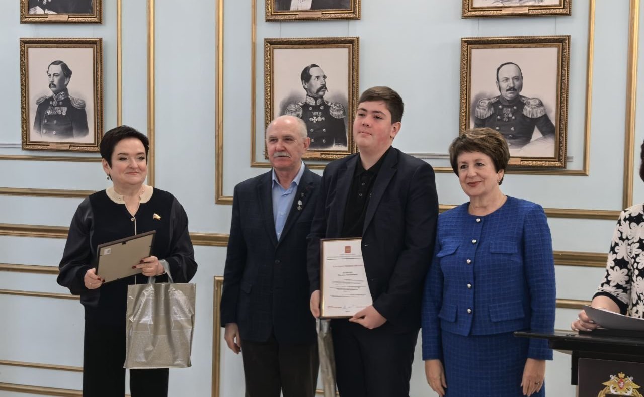 Екатерина Алтабаева совместно с представителем в СФ от законодательного органа государственной власти Севастополя Ларисой Мельник вручили награды севастопольским школьникам