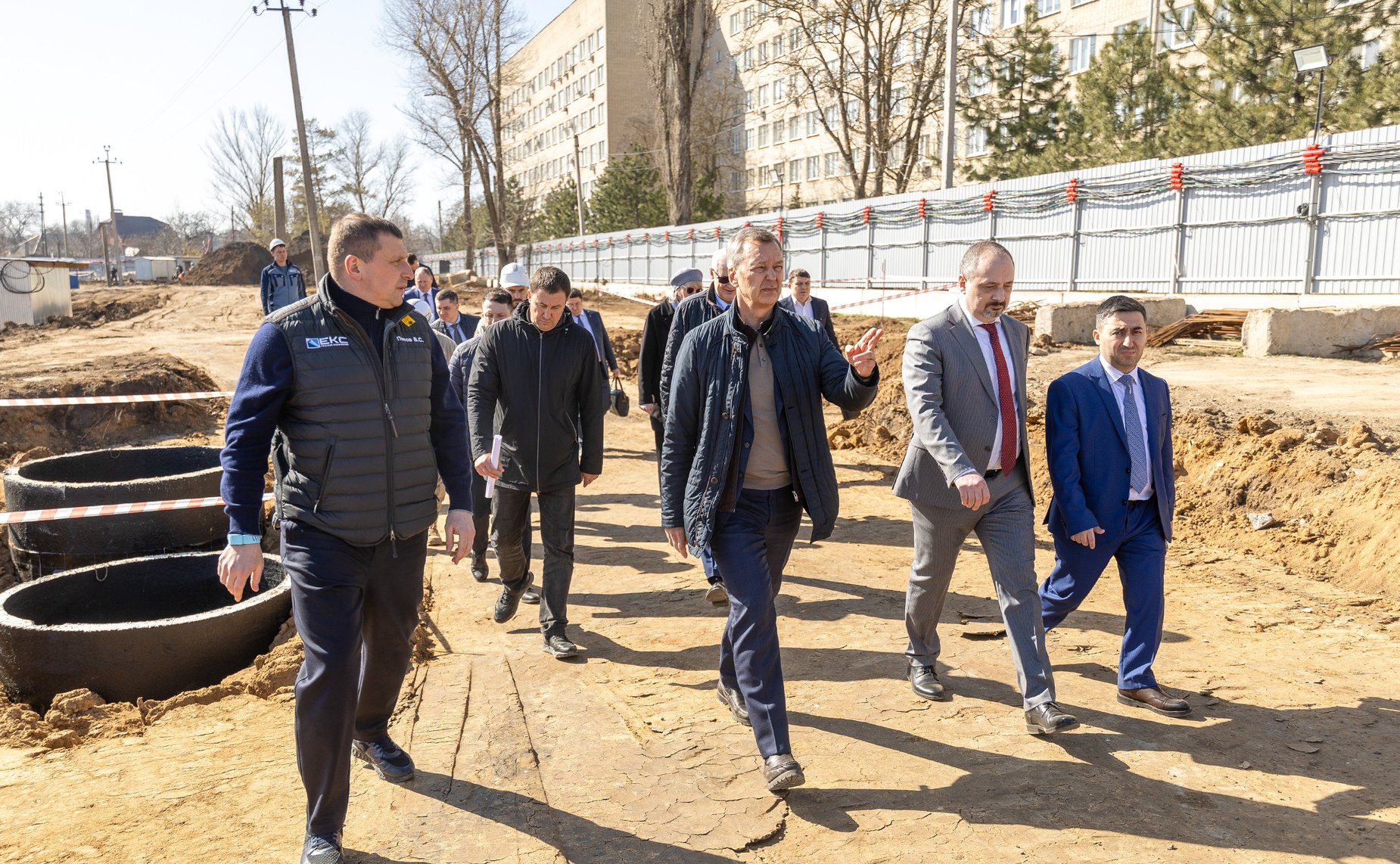 Первый заместитель Председателя СФ Андрей Яцкин в рамках поездки в регион осмотрел ход реконструкция очистных сооружений и строительства Городской больницы скорой медицинской помощи