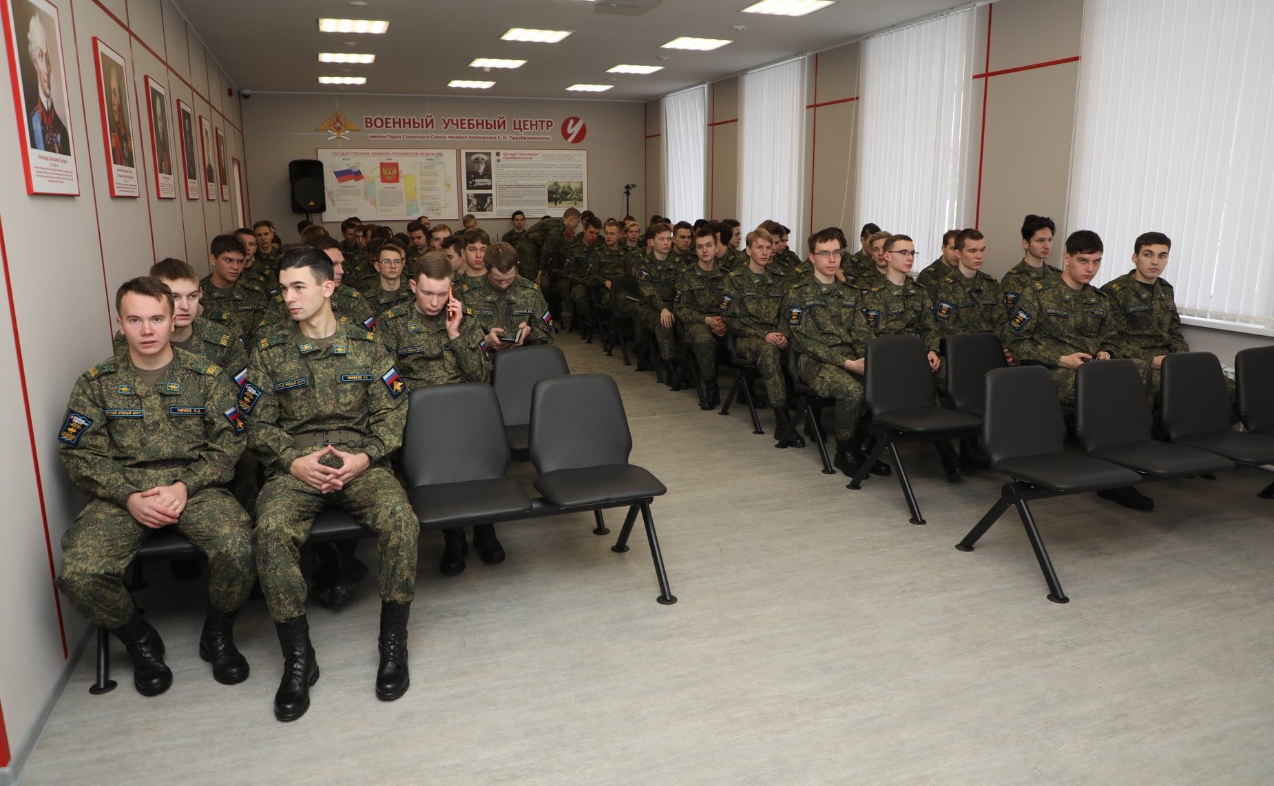 Заместитель Председателя СФ Юрий Воробьев и первый заместитель председателя Комитета СФ по обороне и безопасности Виктор Бондарев провели встречу с курсантами Военного учебного центра Череповецкого государственного университет