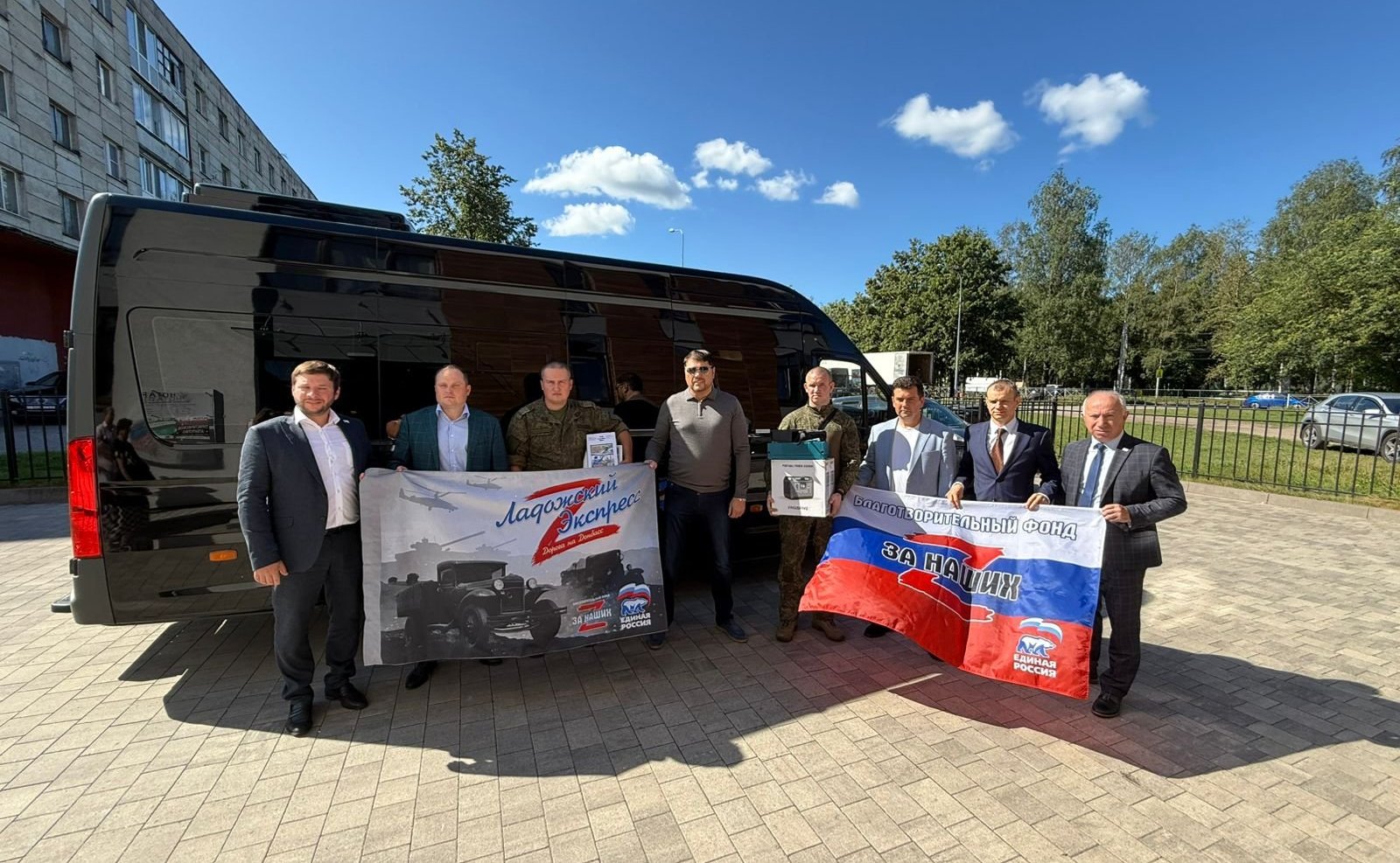 Дмитрий Василенко встретился с участникам СВО в городе Шлиссельбурге Кировского района и передал военнослужащим оборудование