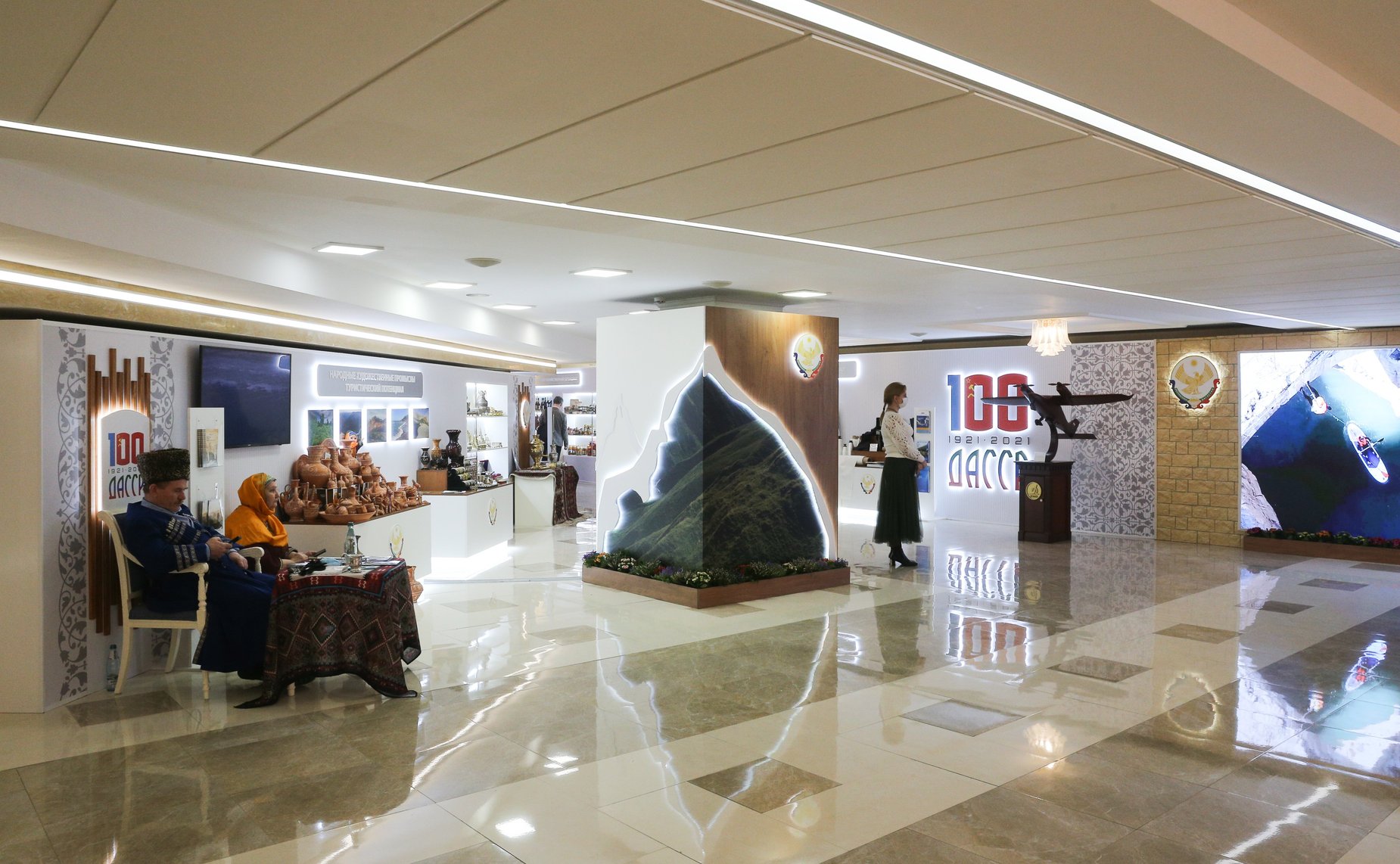 Валентина Матвиенко и Сергей Меликов посетили выставку, посвященную 100-летию Республики Дагестан