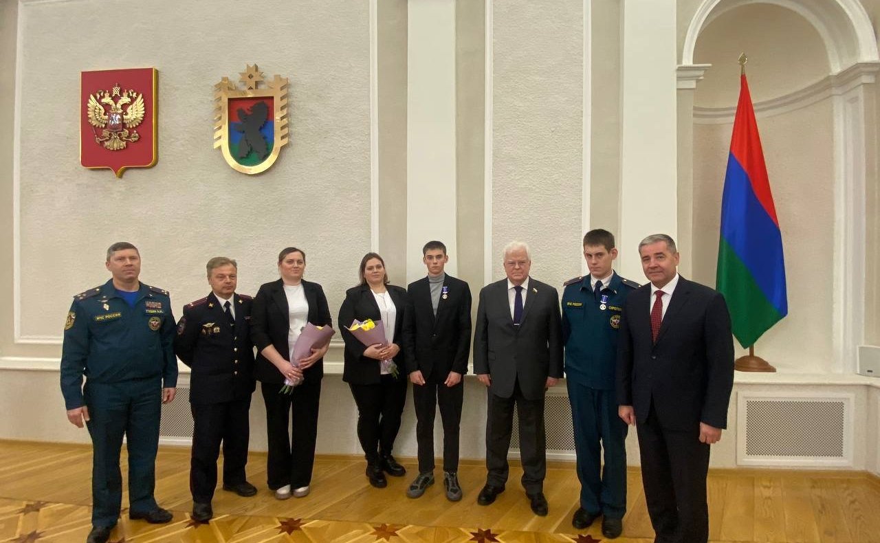 Владимир Чижов вместе с премьер-министром правительства Республики Карелия Александром Чепиком принял участие в церемонии награждения школьников из Республики Карелия памятными медалями Совета Федерации «За проявленное мужество»