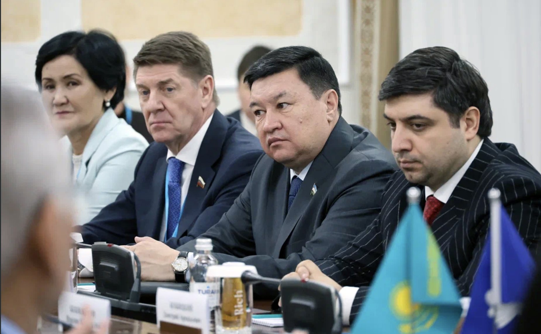 Делегация сенаторов приняла участие в наблюдении за проведением референдума по принятию новой Конституции Казахстана