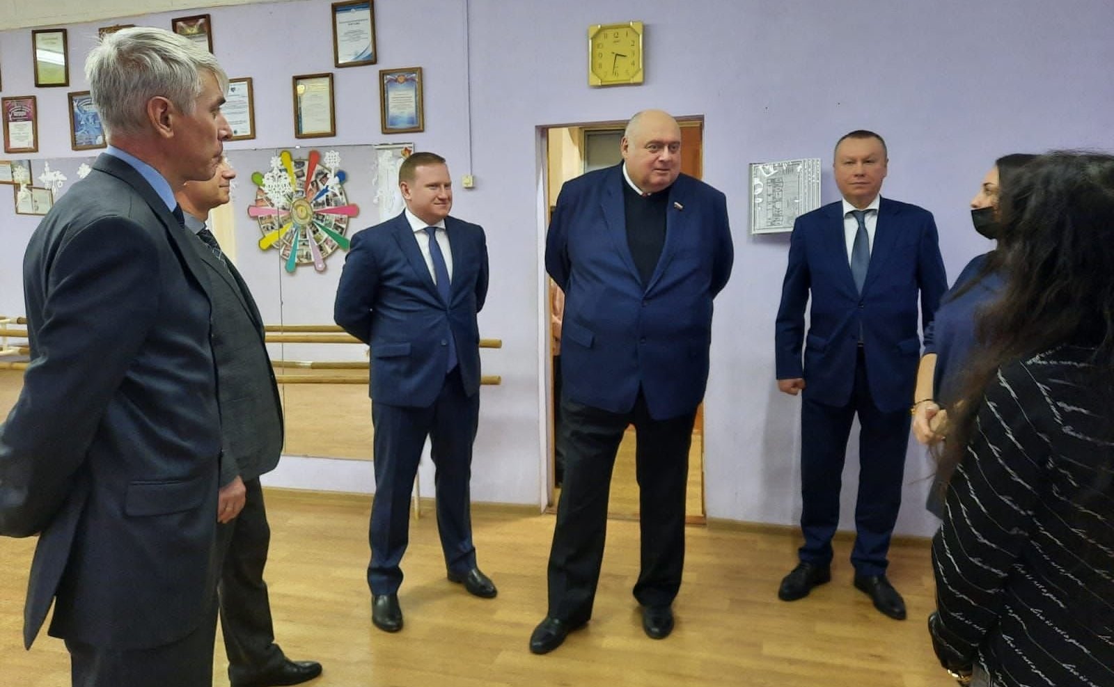 Сергей Аренин совместно с главным федеральным инспектором по Саратовской области Виталием Сластным посетили Дом Юнармии в Саратове