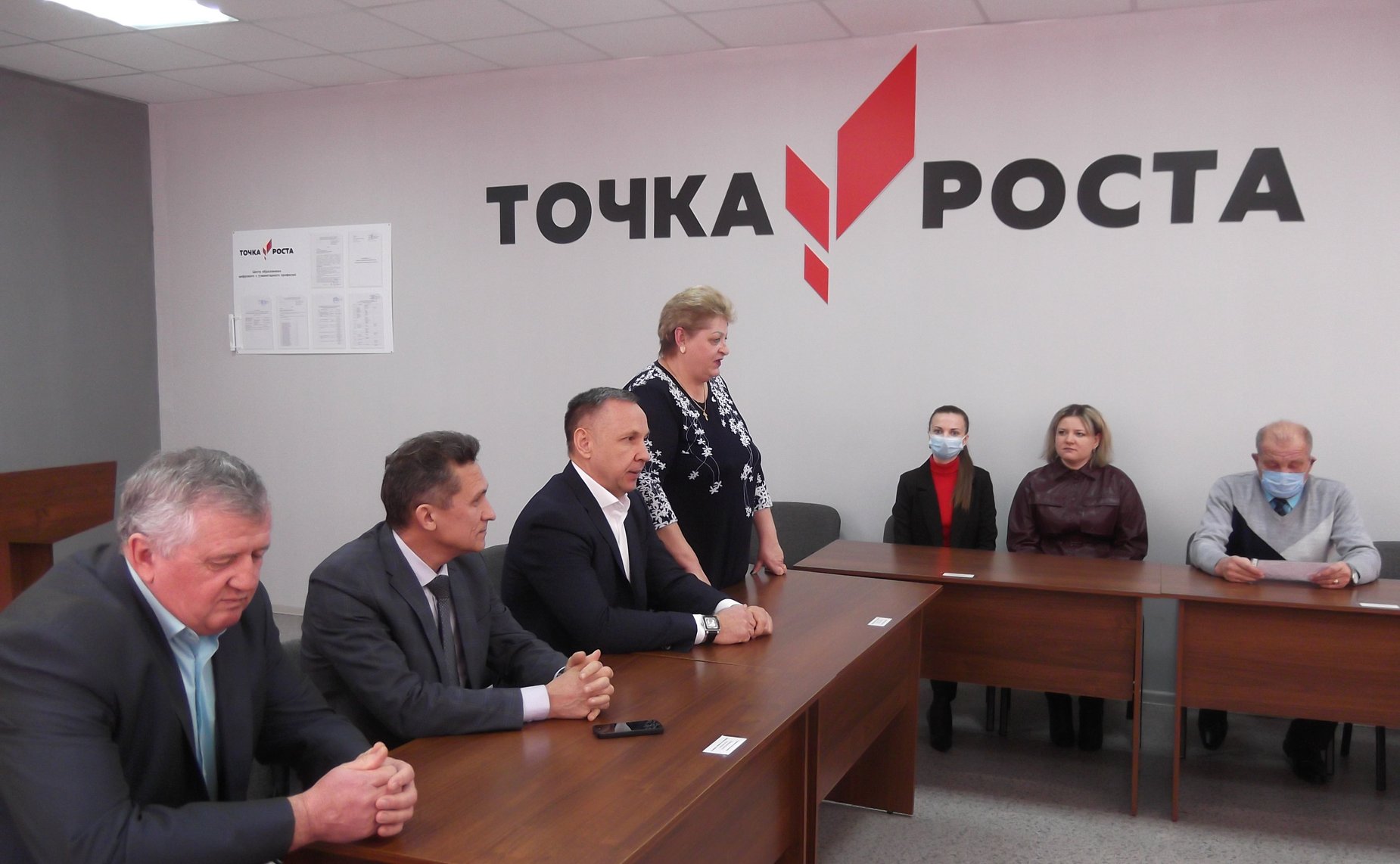 Сенатор Олег Алексеев на заседании «круглого стола» обсудил с представителями власти и общественности вопросы развития территории, образования и здравоохранения в Куриловском муниципальном образовании Новоузенского района