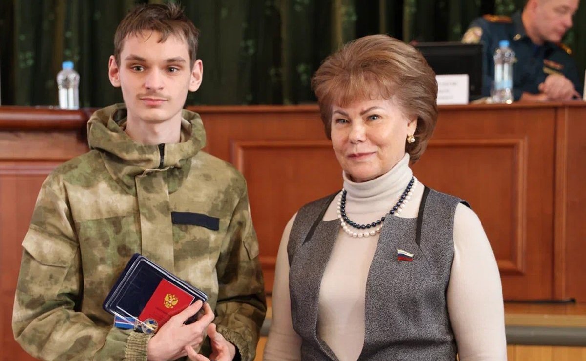 Татьяна Гигель в ходе проведения совещания в большом зале правительства региона наградила детей-героев специальными медалями Совета Федерации «За проявленное мужество»