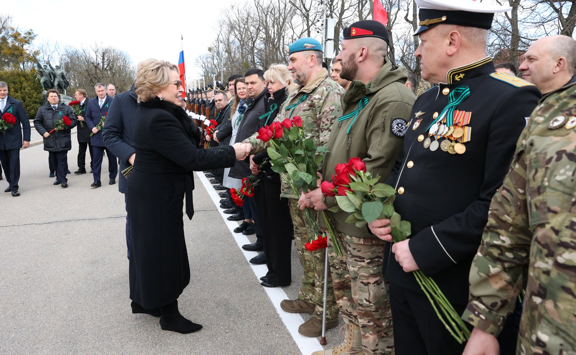 Возложение цветов к мемориалу 1200 гвардейцам, погибшим при штурме Кёнигсберга в апреле 1945 года