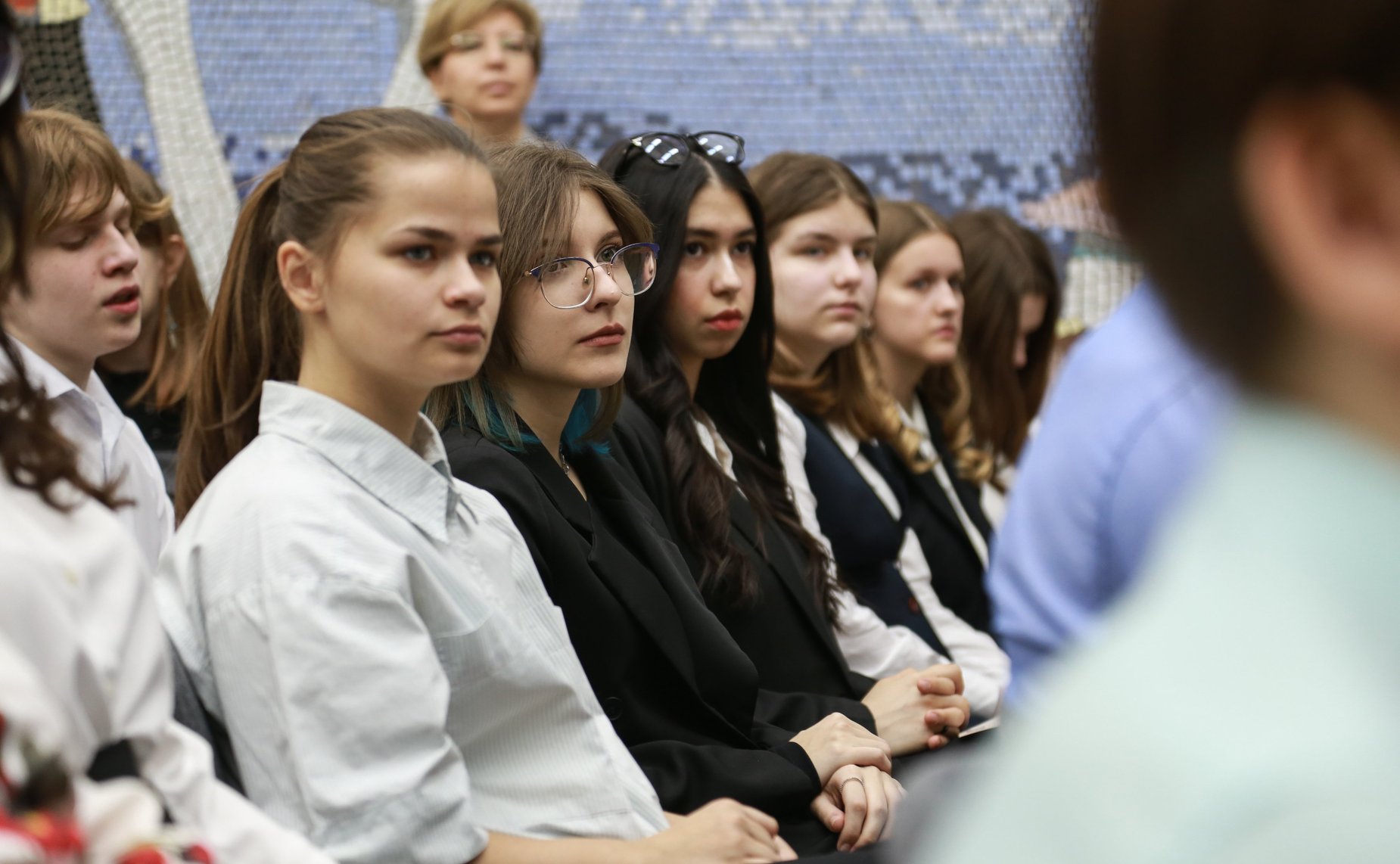 Заместитель Председателя Совета Федерации Инна Святенко провела для старшеклассников школы № 2087 «Открытие» урок «Разговор о важном»