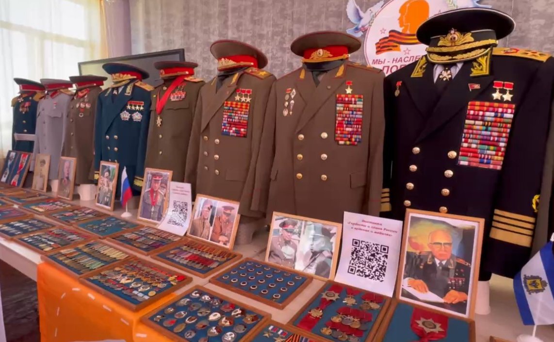 Игорь Кастюкевич организовал для школьников Херсонской области выставку «Гордость и слава России в орденах и медалях»