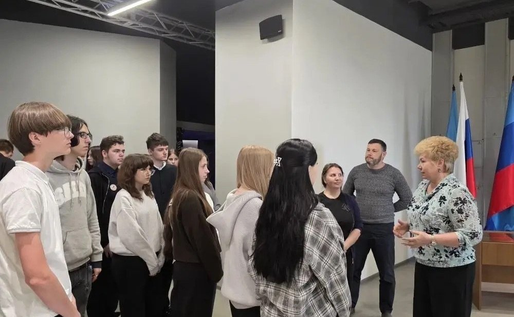 Ольга Бас в ходе поездки в регион посетила выставку «150 артистов. Союз театральных деятелей»