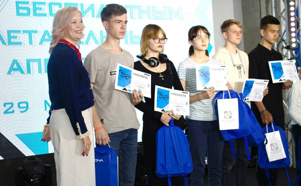 Андрей Хапочкин наградил победителей фестиваля беспилотных летательных аппаратов «Взлетай» в Сахалинской области
