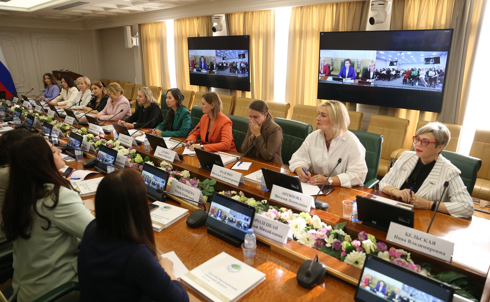 Заместитель Председателя Совета Федерации Галина Карелова провела встречу с региональными лидерами проекта Совета ЕЖФ «Развитие женского предпринимательства»