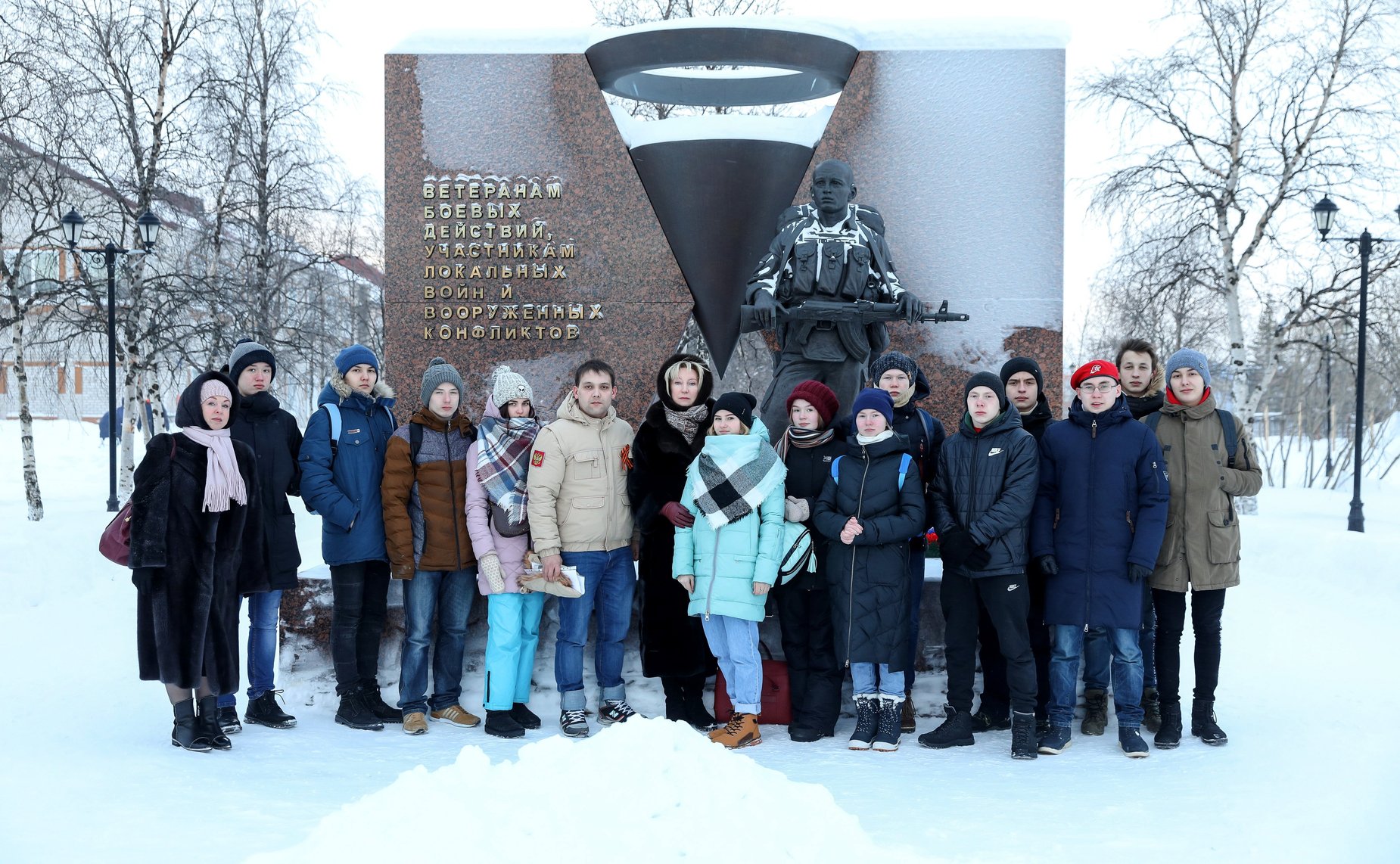 Возложение цветов к памятнику «Ветеранам боевых действий, участникам локальных войн и вооруженных конфликтов» на аллее Победы