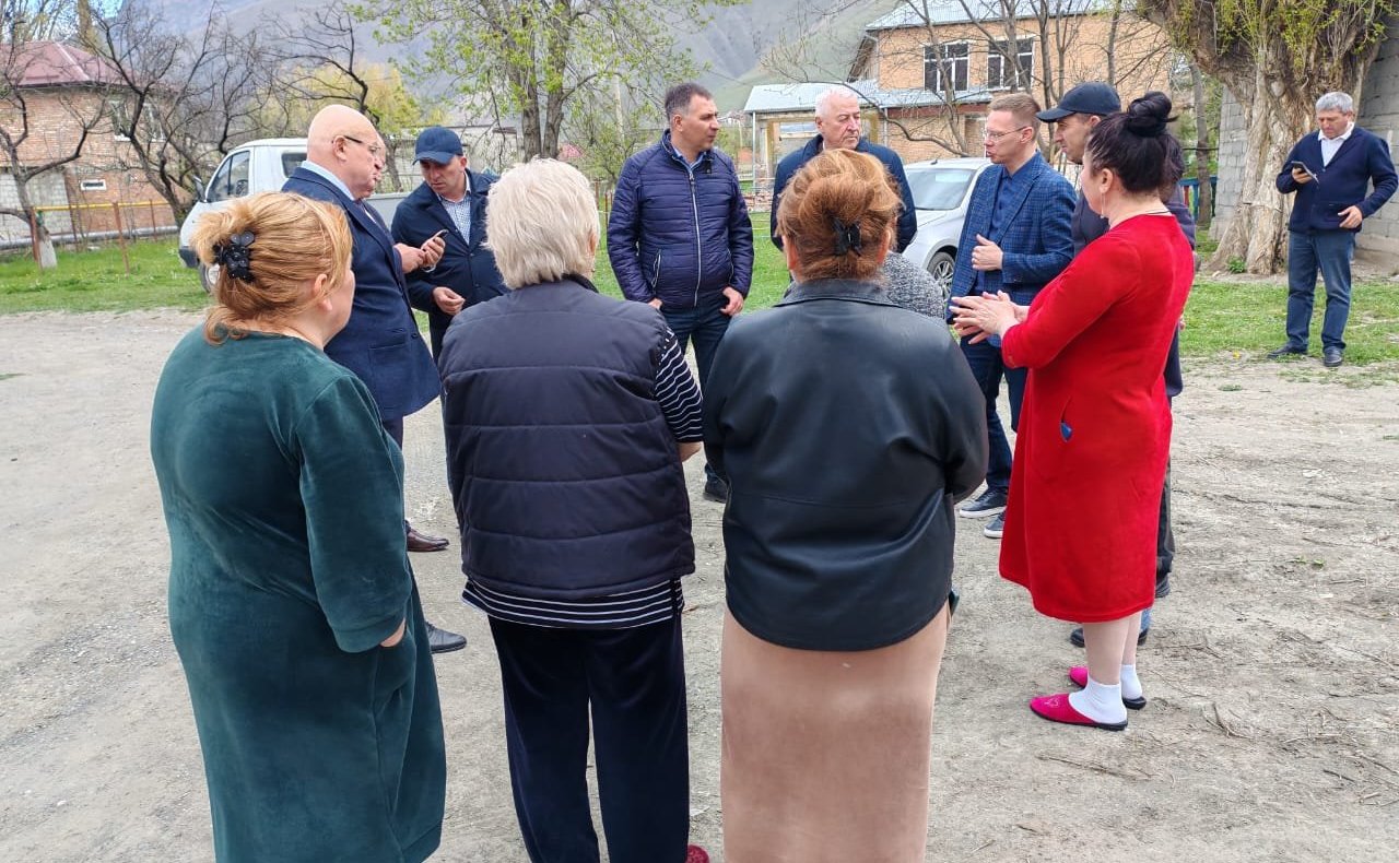 Виталий Назаренко в ходе работы в регионе посвятил рабочий день решению проблемных вопросов поселка Верхний Фиагдон Алагирского района Республики