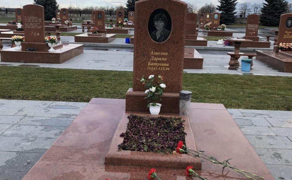 Баир Жамсуев в Агинской средней школе № 2 принял участие в митинге памяти Даримы Аликовой-Базаровой — выпускницы этой школы, работавшей учителем истории в Беслане