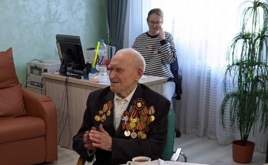 Владимир Киселев поздравил с праздником участника Великой Отечественной войны