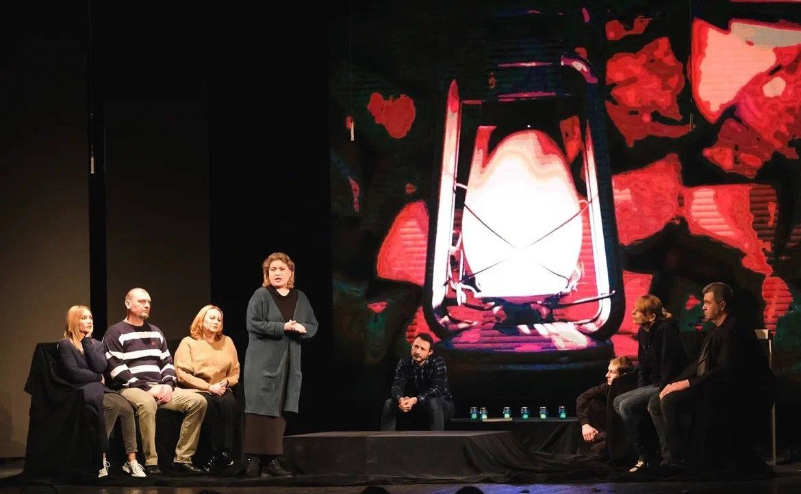 В рамках форума Донецкий государственный академический театр им. М. Бровуна представил спектакль по мотивам книги «Война в Донбассе: народная летопись»