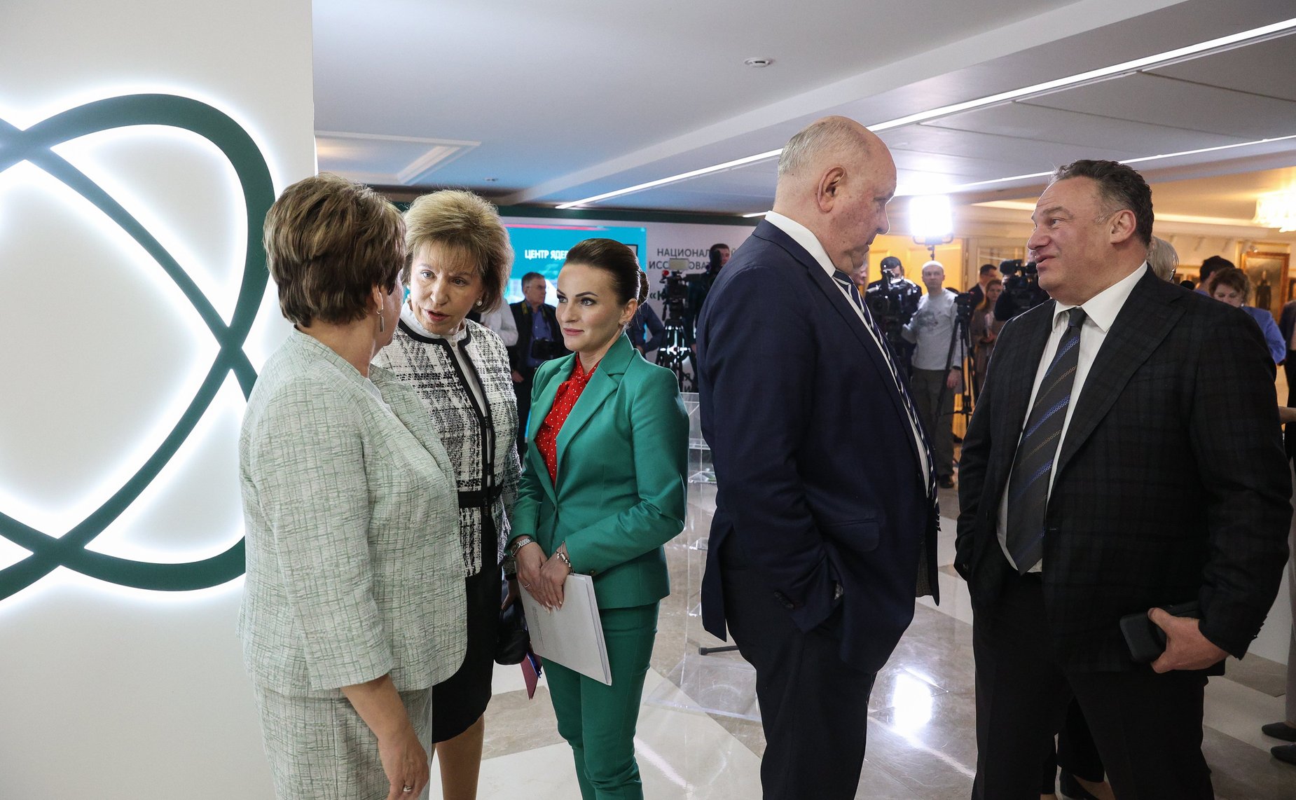 Валентина Матвиенко и президент НИЦ «Курчатовский институт» Михаил Ковальчук открыли выставку «Курчатовский институт – 80 лет для страны и мира»