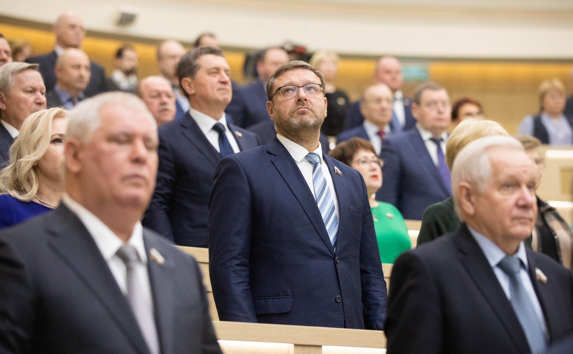 Сенаторы слушают гимн России перед 452-м заседанием Совета Федерации