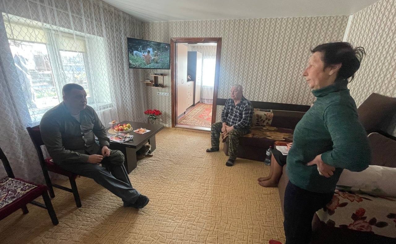 Игорь Кастюкевич посетил пожилых супругов Капраловых, дом которых пострадал в результате обстрела со стороны ВСУ прошлым летом