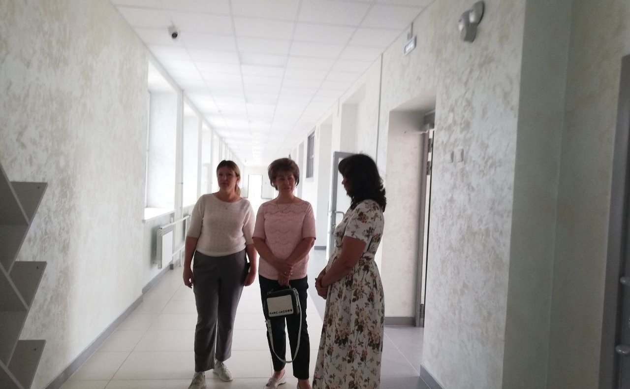 Татьяна Гигель в ходе рабочей командировки по региону познакомилась с ходом капитального ремонта в Кызыл-Озекской общеобразовательной школе Майминского района