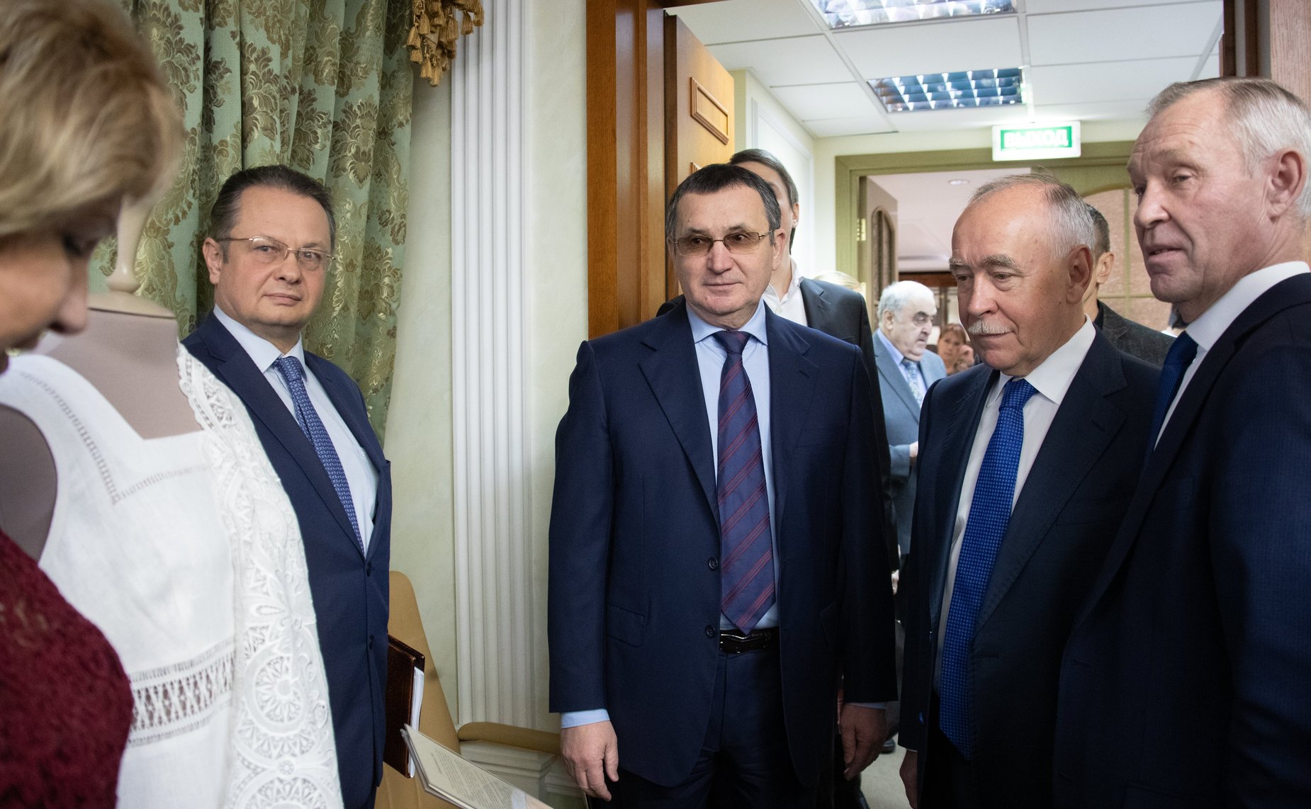 Осмотр выставки продукции предприятий сельхозпроизводителей