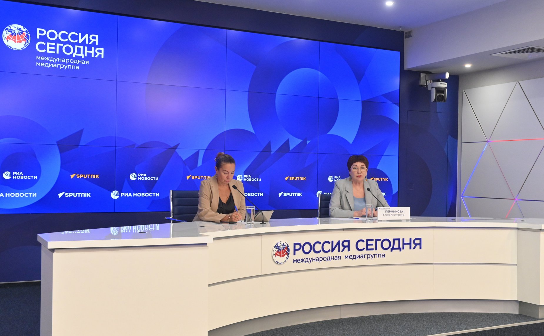 В международном мультимедийном пресс-центре Медиагруппы «Россия сегодня» состоялась пресс-конференция председателя Комитета Совета Федерации по социальной политике Елены Перминовой по итогам работы в весеннюю сессию