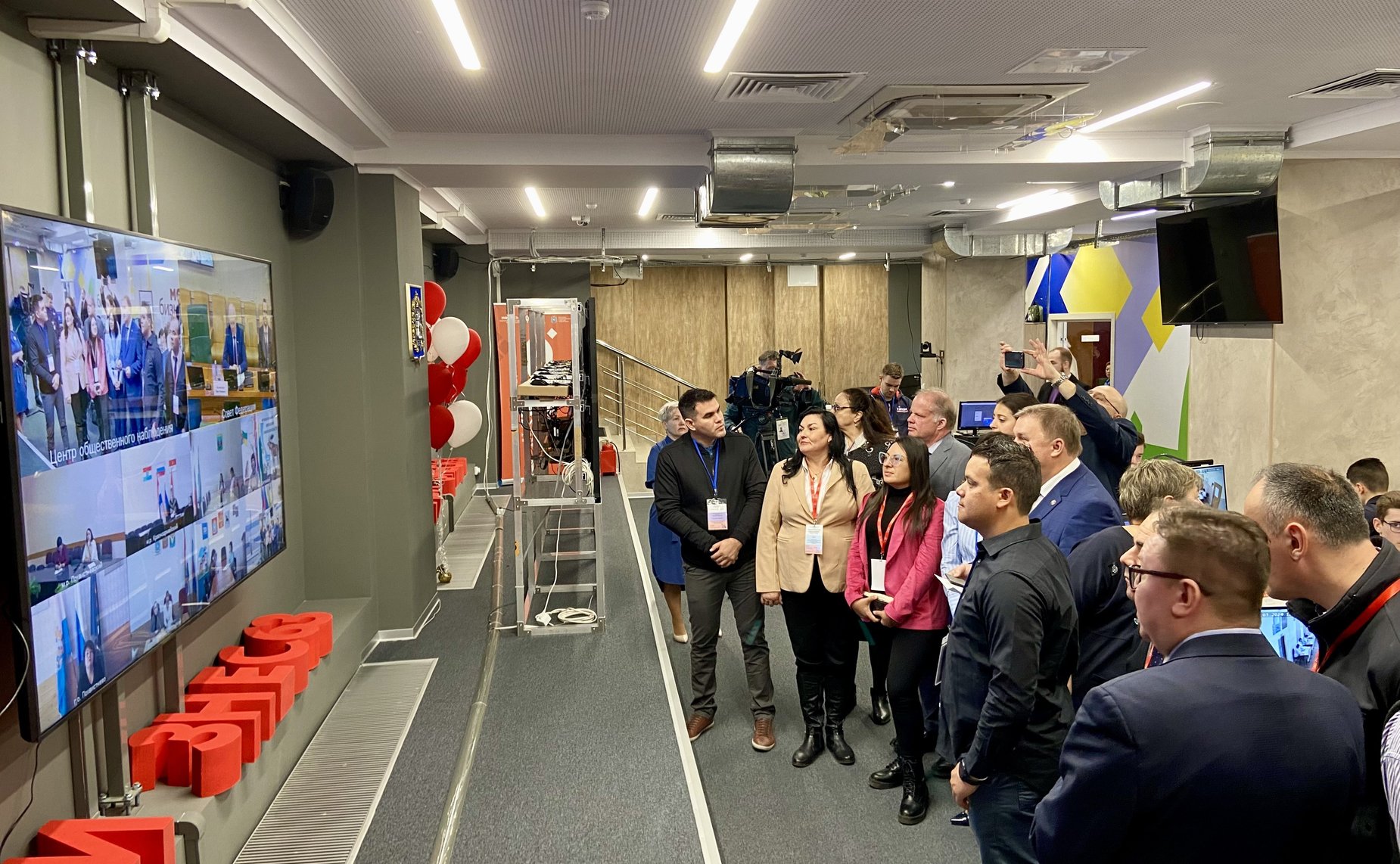 Фарит Мухаметшин провел встречу с международными наблюдателями на выборах Президента России в Самарской области