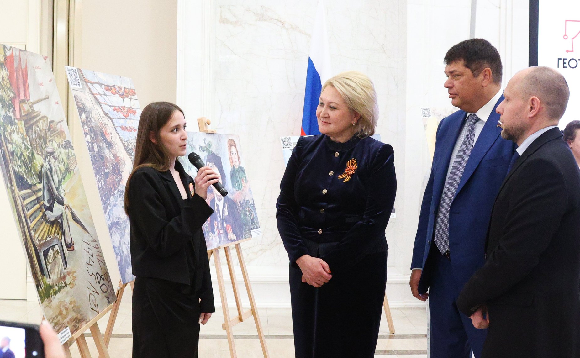 Лилия Гумерова и Дмитрий Василенко открыли в верхней палате выставку детского рисунка «Жизнь, делённая на граммы»