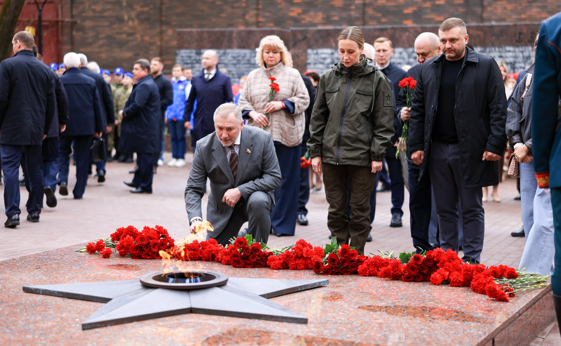 Сенаторы возложили цветы к Вечному огню в Сквере Памяти Героев в Смоленске