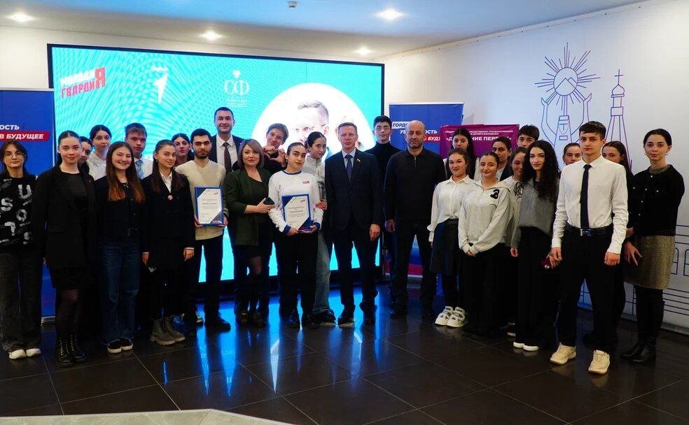 Виталий Назаренко в рамках поездки в регион встретился с активистами регионального отделения Общероссийского патриотического сообщества «Движение первых»