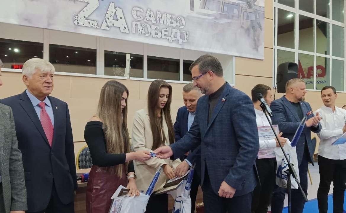 Николай Владимиров отметил лучших самбистов Чувашии специальными премиями