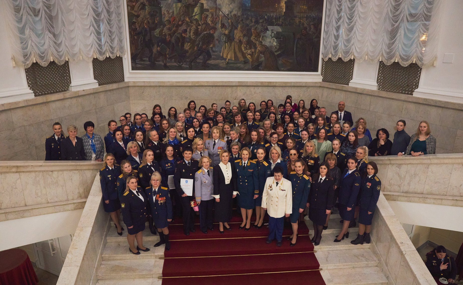 Заместитель Председателя Совета Федерации Инна Святенко приняла участие в церемонии награждения поисковиков, добровольцев и волонтеров, состоявшейся в Центральном академическом театре Российской Армии