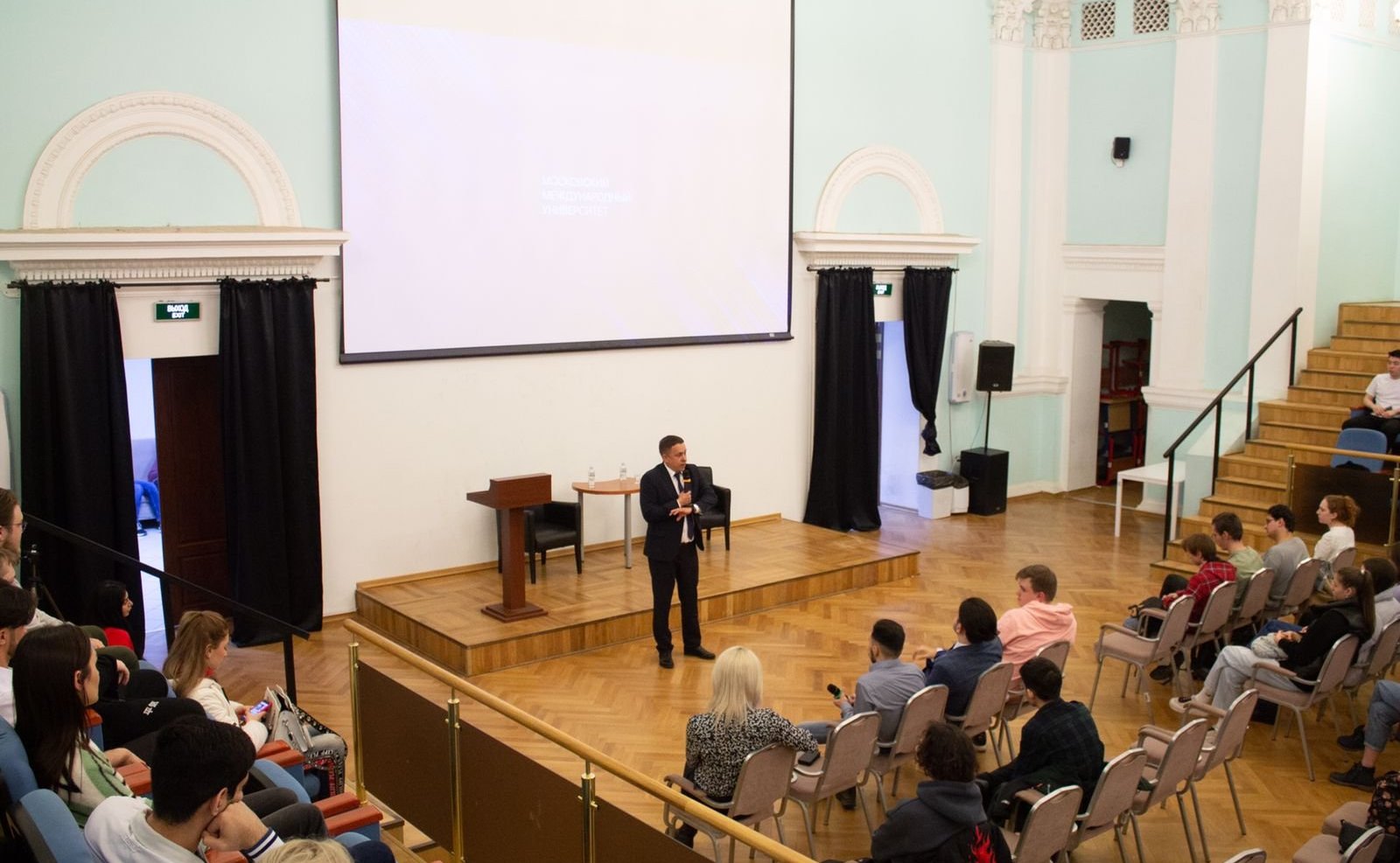 Айрат Гибатдинов встретился со студентами Московского международного университета