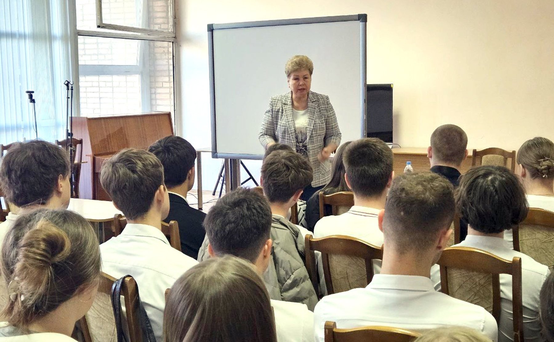 Ольга Бас провела в ЛНР урок мужества, посвященный Дню памяти о геноциде советского народа в годы Великой Отечественной войны