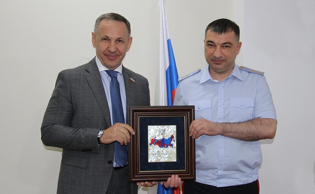 Олег Алексеев вручил Благодарность Председателя Совета Федерации