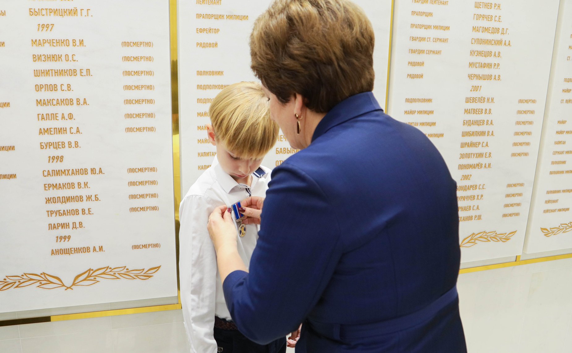Екатерина Алтабаева и Сергей Колбин вручили севастопольскому школьнику памятную медаль Совета Федерации «За проявленное мужество»