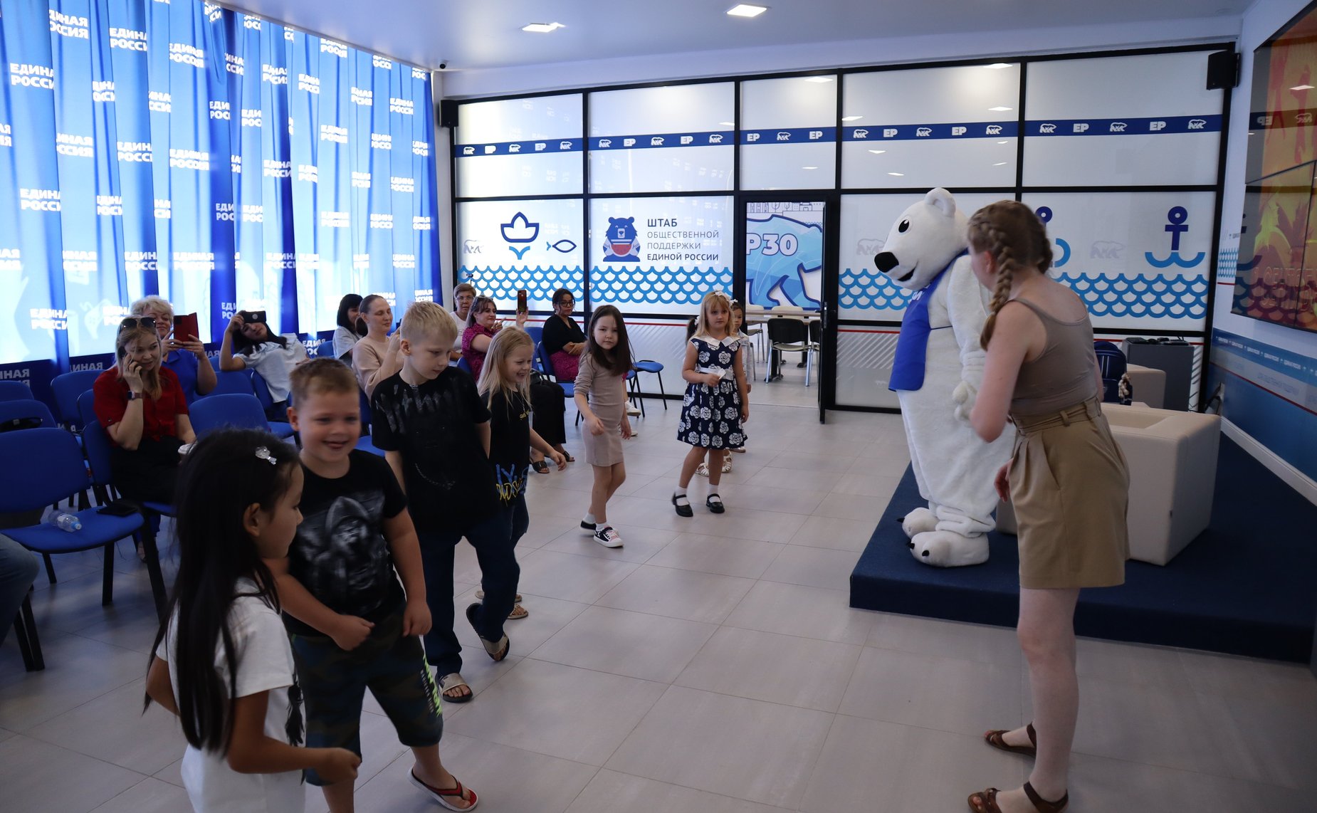 Александр Башкин в ходе поездки в регион встретился с первоклассниками – детьми участников СВО