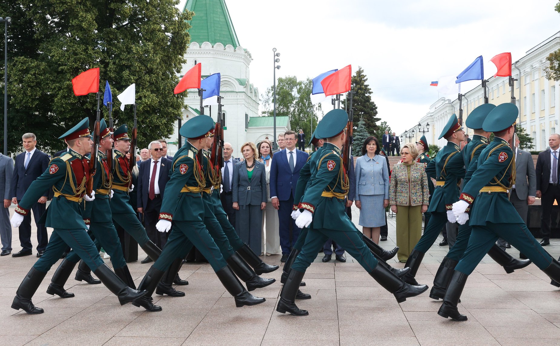 Церемония возложения венков к Вечному огню