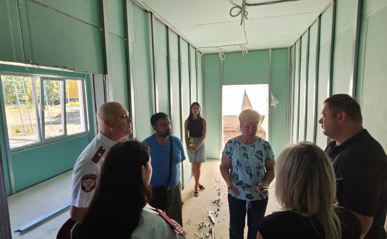 Ольга Бас в ходе поездки в регион ознакомилась с ходом строительства модульного оздоровительного лагеря «Казачок» в поселке Станица Луганская