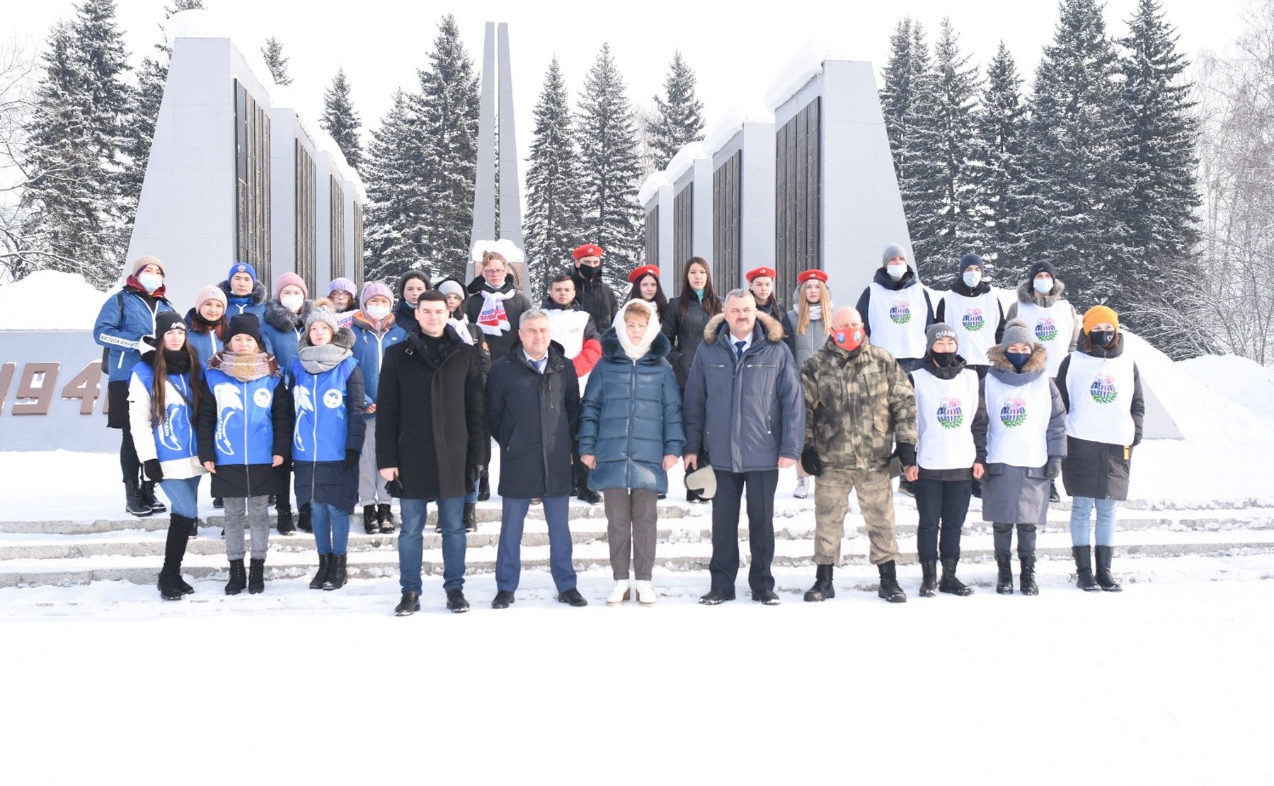 Татьяна Гигель вместе с депутатами республики: и. о. Председателя Государственного Собрания – Эл Курултай Республики Алтай и добровольцами Волонтерского центра возложила живые цветы к Вечному огню