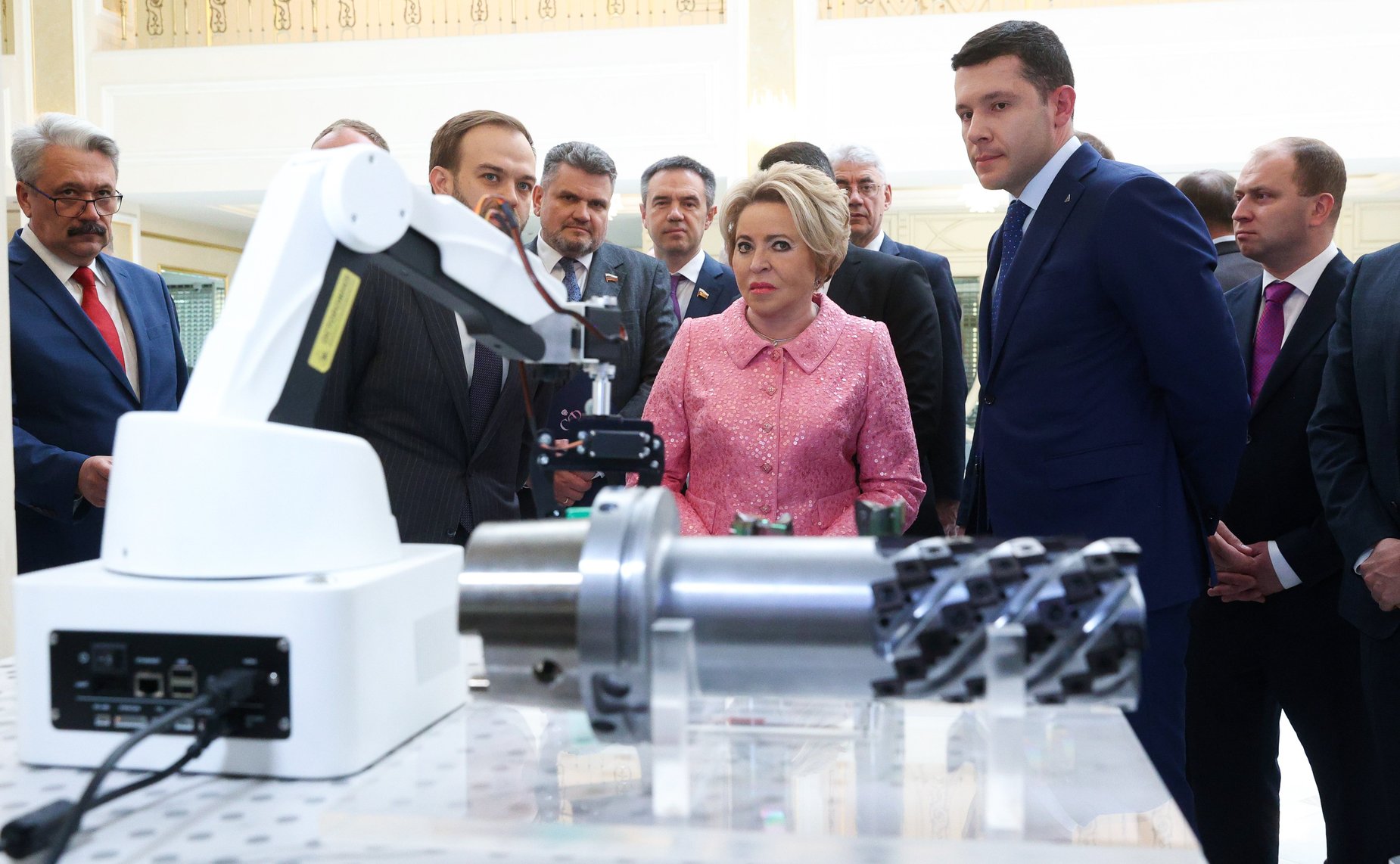 Валентина Матвиенко и Министр промышленности и торговли РФ Антон Алиханов ознакомились с выставкой, посвященной передовым разработкам отечественной промышленности