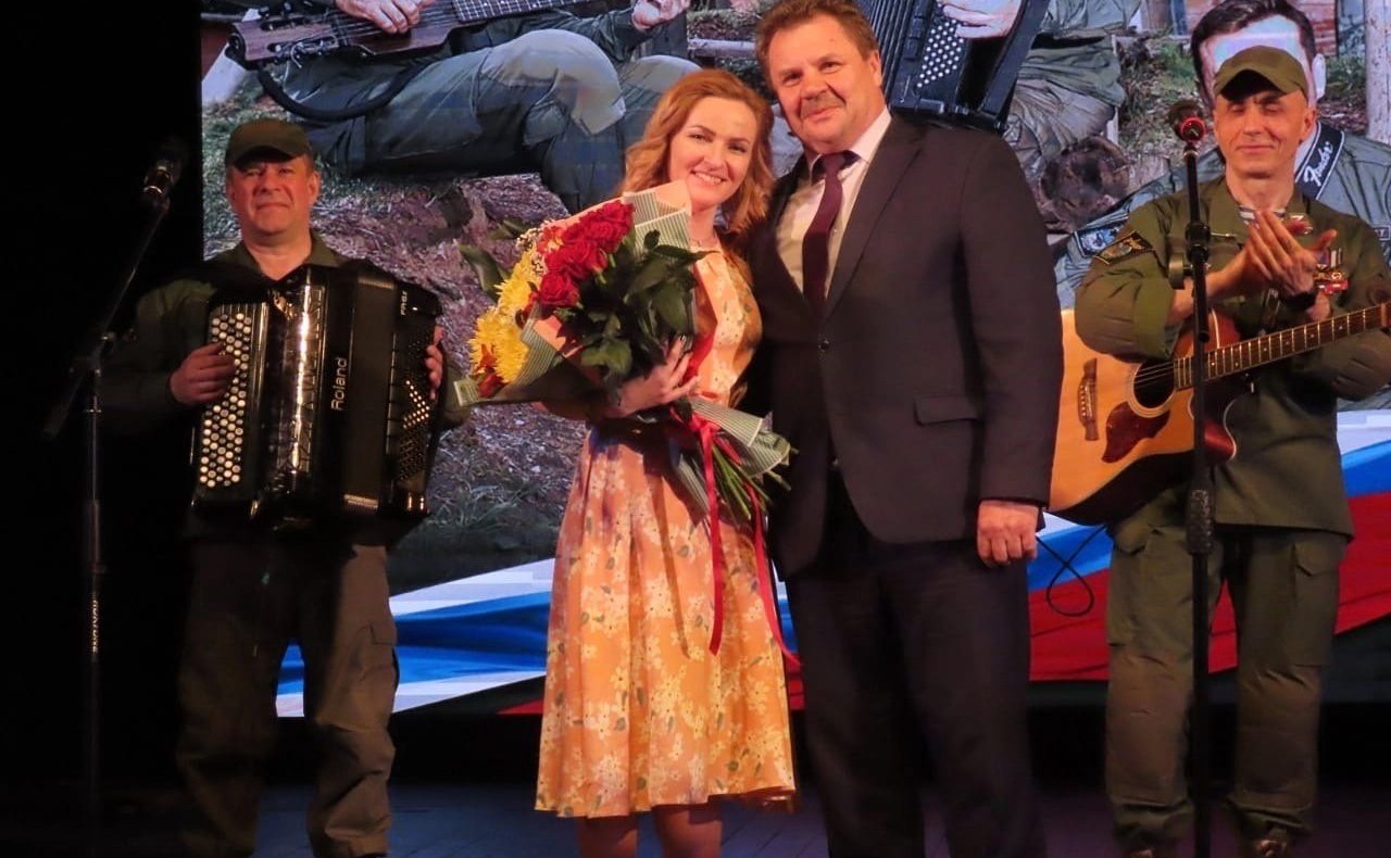 В рамках проекта «Вместе мы сила» состоялось выступление сенатора Ирины Кожановой и ансамбля патриотической песни «Трассера» в городе Сафоново Смоленской области