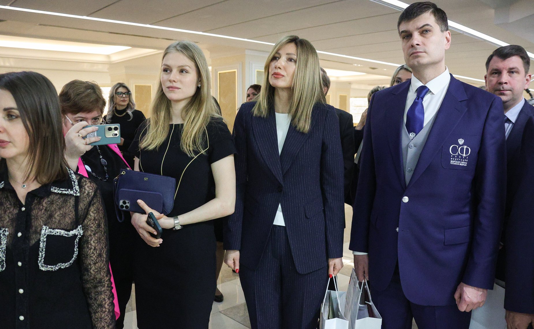 В Совете Федерации открылась выставка картин победителей конкурса детского рисунка, посвященного 80-летию прорыва блокады Ленинграда «Жизнь, деленная на граммы»