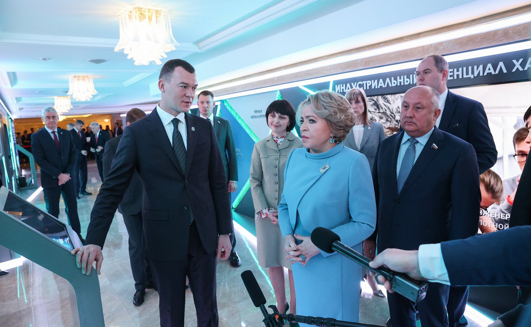 Валентина Матвиенко и Михаил Дегтярев осмотрели выставку, посвященную перспективным направлениям развития Хабаровского края