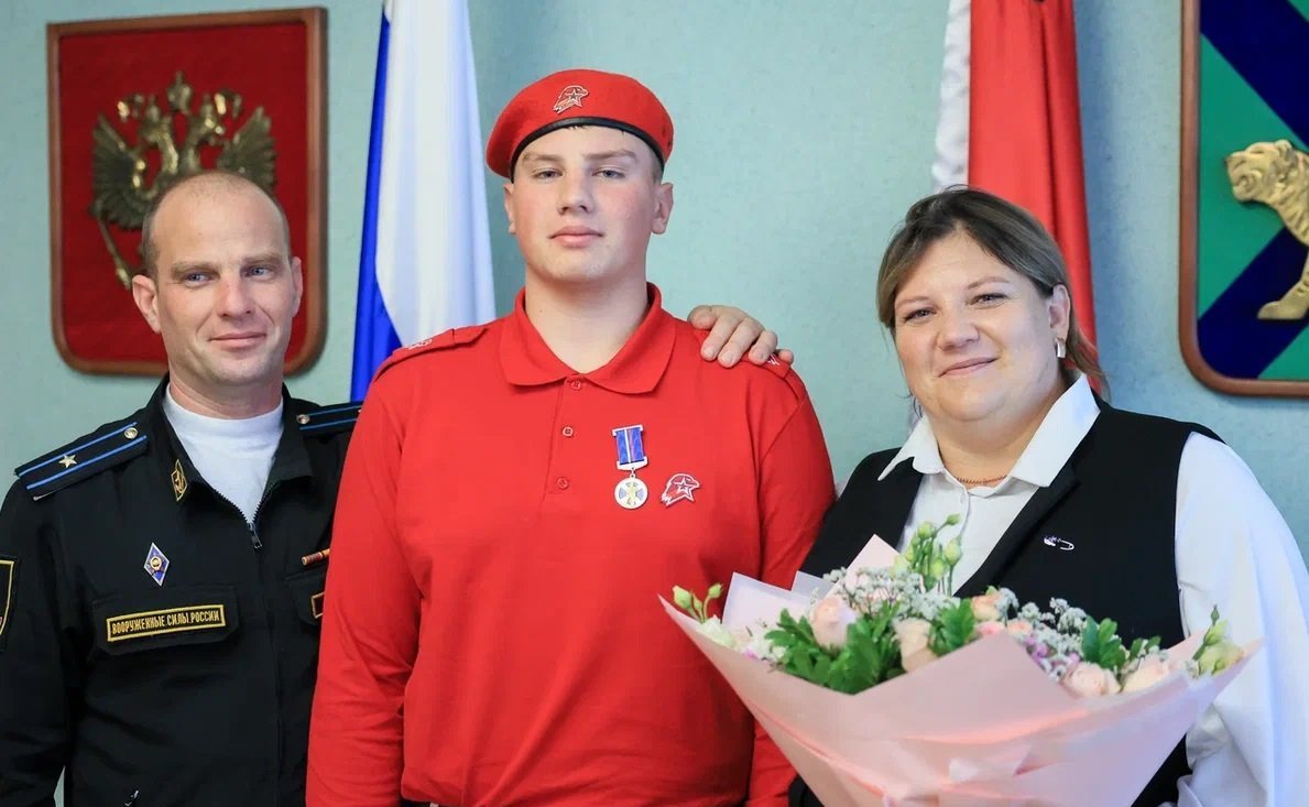 Александр Ролик во время региональной недели в торжественной обстановке вручил памятную медаль Совета Федерации «За проявленное мужество» школьнику из села Чугуевка Приморского края Тимофею Полякову