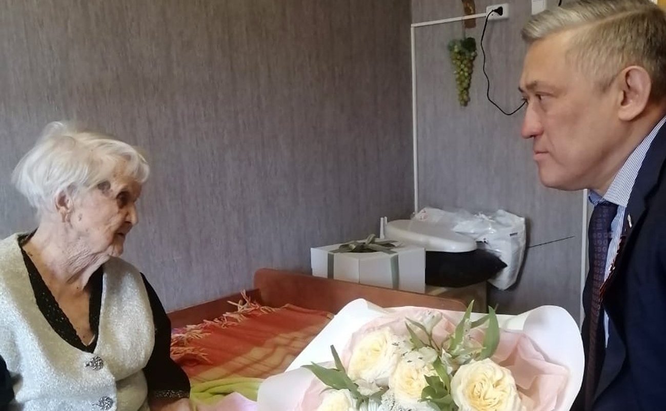 Юрий Валяев в преддверии праздника 9 мая посетил ветерана Великой Отечественной войны, недавно отметившей 103-й день рождения
